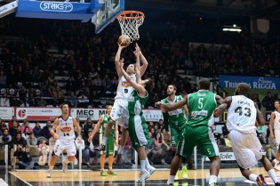 Marco Mordente a canestro (Foto Melone)