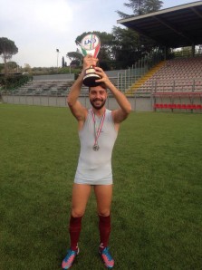 Vincenzo Pontillo mostra orgoglioso la Coppa Italia