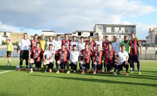 Le due squadre a centrocampo (Foto Giuseppe Melone)