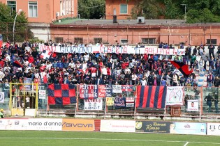 Lo striscione di bentornato per Ivano Giordano