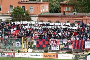 Lo striscione per Catello Mari