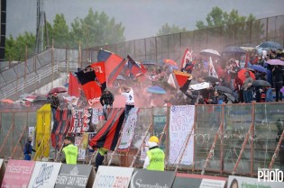 I tifosi della Casertana contro il Chieti (Foto Giuseppe Melone)