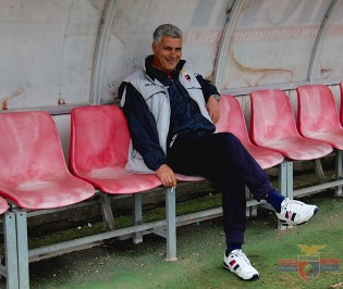 Mister Ugolotti sorridente in panchina