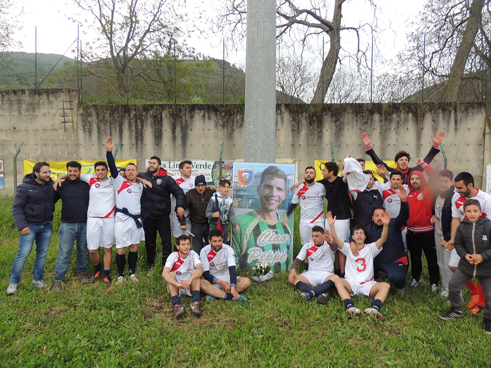 L’Arienzo festeggia la promozione in Seconda Categoria ricordando Giuseppe Feola