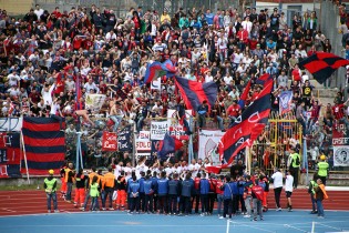 I calciatori fanno festa a fine gara