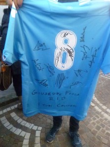 La maglia del Napoli con tutte le firme dei calciatori che ricordano Peppe Feola