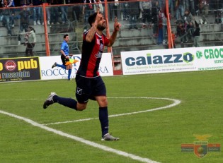 Nicola Mancino esulta dopo il gol del raddoppio
