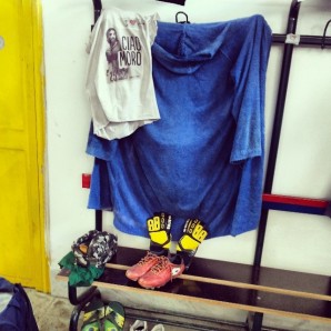 Accappatoio, guanti, scarpette e una t-shirt in ricordo di Morosini, Fumagalli pronto per le vacanze