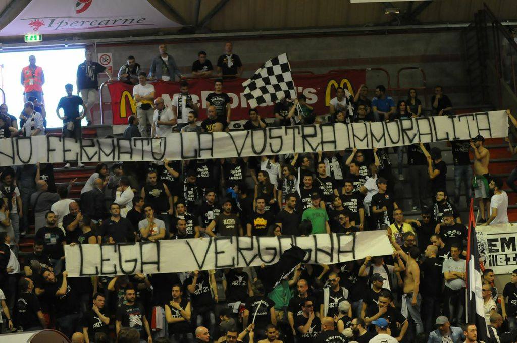 Lo striscione dei casertani a Pistoia contro al Lega