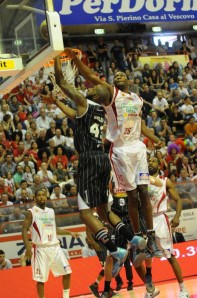 Il duello tra Easley e Johnson (foto Filauro)