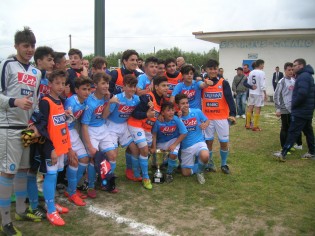 I "Giovanissimi" del Napoli festeggiano la vittoria del torneo (foto Antimo Cusano)