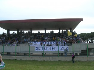 La gremitissima tribuna del "Comunale" di Mondragone (foto Antimo Cusano)