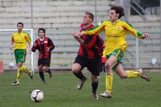 Taranto-Marcianise del 2008: Filosa in un contrasto di gioco