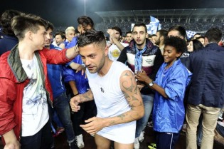 Francesco Tavano attorniato dai tifosi