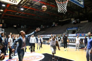 Assist di Correa e schiacciata di Brooks