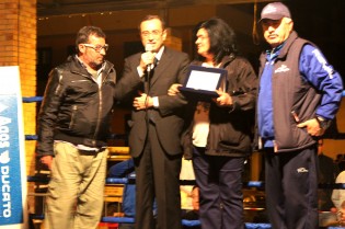 La targa consegnata dal sindaco Bosco ai genitori di Cardella