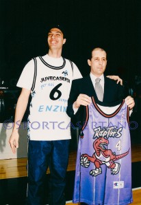 Maggiò mostra orgoglioso la maglia dei Raptors di Esposito