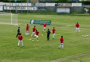 La Casertana durante il riscaldamento al 'Masini'