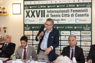 Il presidente del Tc Caserta Massimo Rossi con gli ospiti in conferenza (Foto Buco)