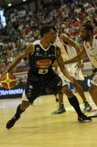 Roberts attacca la difesa di Pistoia (foto Filauro)