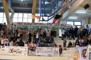 Lo striscione contro i perugini