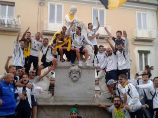 La Sessana in festa vicino alla fontana dell'Ercole