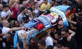 I tifosi trasportano la salma di Ciro Esposito