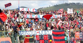 I tifosi della Casertana (Foto Giuseppe Melone)