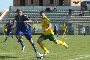Giovanni Tomi in azione contro il Verona nel 2009