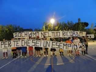 Lo striscione per Peppe Feola