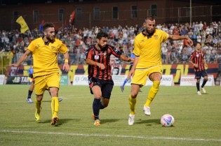 Murolo in azione contro i falchetti nell'amichevole dell'anno scorso con la Juve Stabia (Foto Giuseppe Melone)