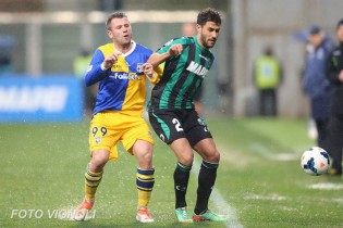 Raffaele Pucino si difende da Antonio Cassano (foto Vignoli)