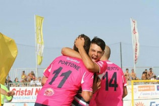 Vincenzo Santonastaso esulta con Portone, in una gara dell'Hermes Beach Soccer