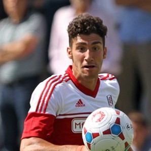 Trotta guarda la sfera con la nuova maglia del Fulham