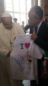 La maglia della Volalto consegnata al Papa