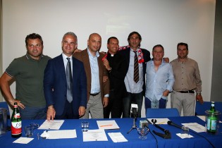 La dirigenza rossoblù con mister Gregucci