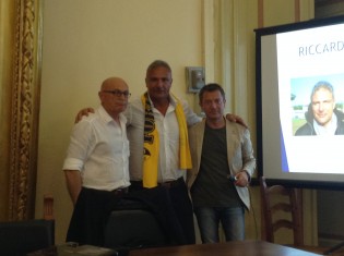Il neo allenatore Ricciardi tra il segretario Improta e il presidente Vrola (foto Marcello Librace)