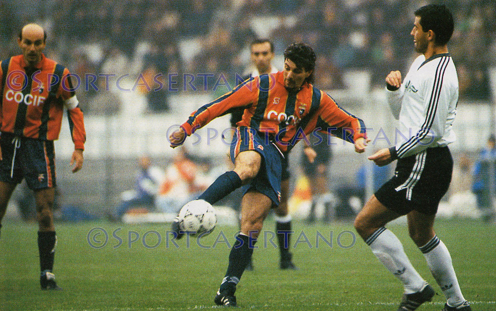 Campilongo in azione contro il Cesena il 3 novembre 1991