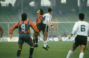 Benny Carbone in un'azione di Cesena-Casertana del '91