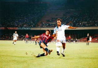 Campilongo in azione contro Ferri in un Casertana-Inter del '91