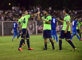 Caturano festeggiato dopo il gol del 2-1 (Foto Giuseppe Melone)