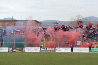 I tifosi della Casertana durante il derby con l'Aversa la passata stagione (Foto Giuseppe Melone)