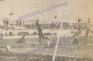 Il gol di Cominato in Casertana-Crotone del 17-3-1968 (Foto archivio storico Pasquale Fiorillo)