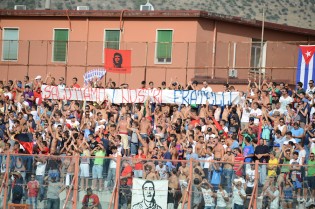 I tifosi casertani salutano i fratelli cosentini (Foto Giuseppe Melone)