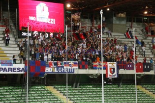 Lo spettacolo dei tifosi rossoblù a Cesena