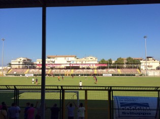 Le due squadre subito dopo il fischio d'inizio