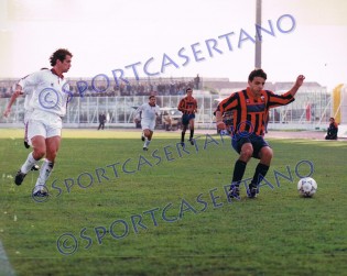 Cerbone in azione contro la Reggina nel match d'andata del '93