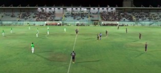 Il calcio d'inizio di Crotone-Casertana