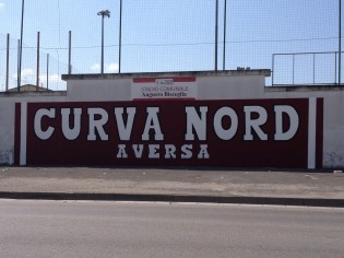 La scritta comparsa fuori la curva nord