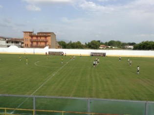 Le squadre schierate prima del fischio d'inizio (foto Marcello Librace)